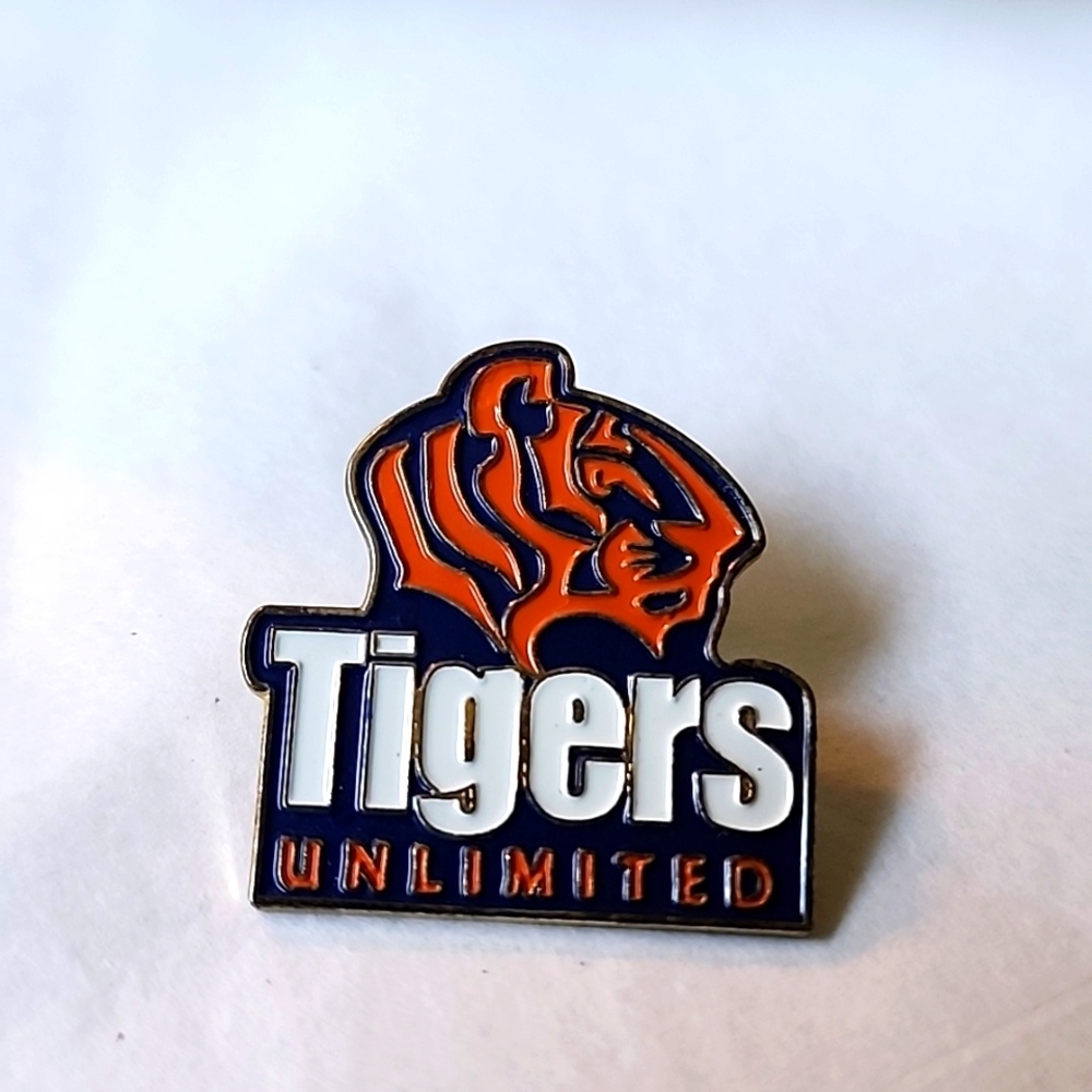 Vintage Auburn University AU college pin